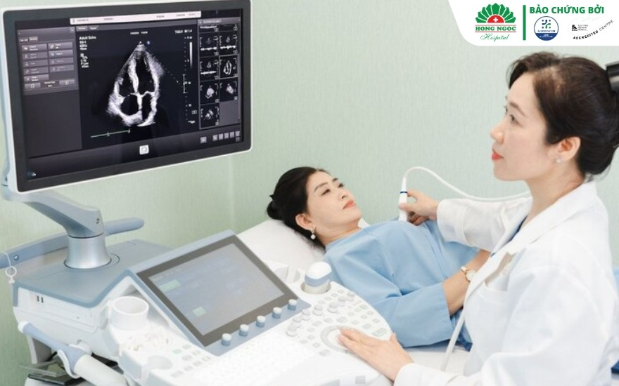 Bác sĩ BVĐK Hồng Ngọc siêu âm tim cho bệnh nhân