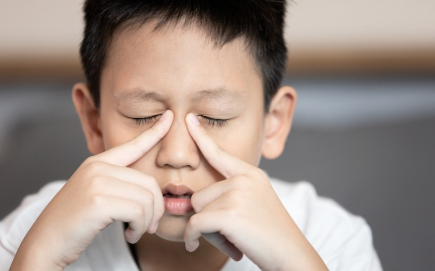 Viêm mũi kéo dài gây mệt mỏi ở trẻ