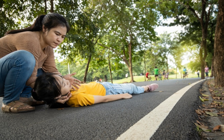Trẻ bị say nắng khi hoạt động ngoài trời
