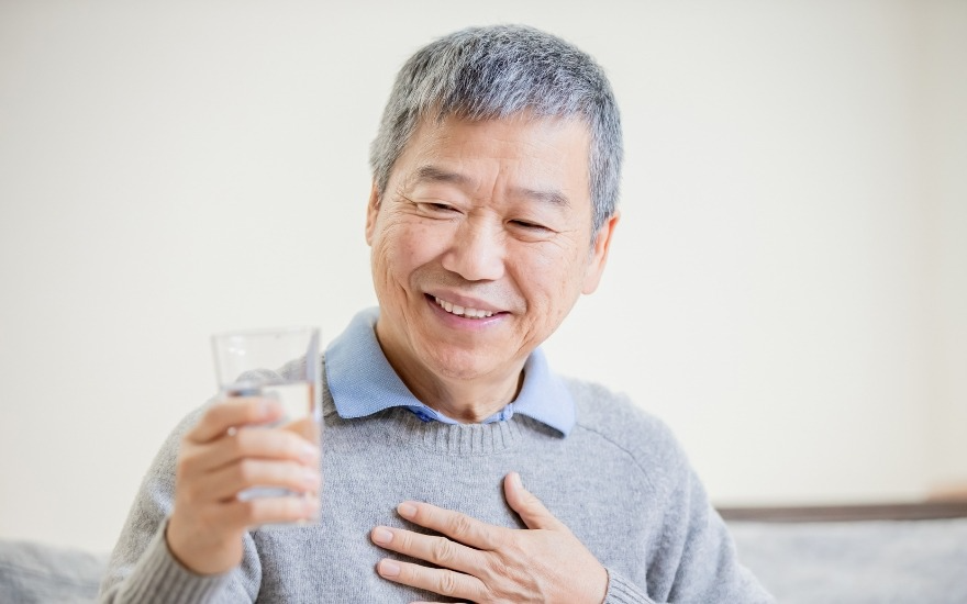 Người cao tuổi bổ sung đủ nước hàng ngày