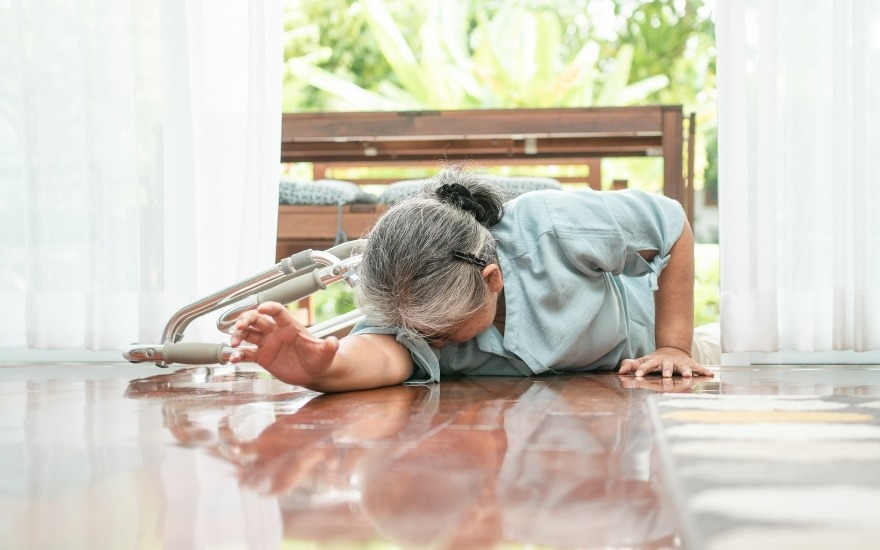 Người già bị hạn chế vận động cần được theo dõi
