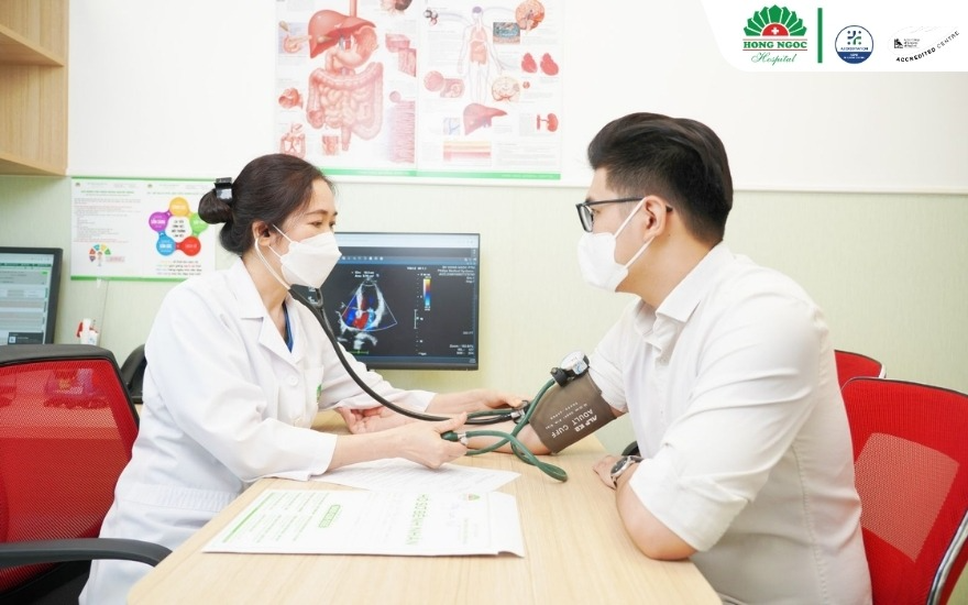 Bác sĩ BVĐK Hồng Ngọc đo huyết áp cho bệnh nhân