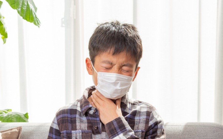 Trẻ đau họng khó chịu khi uống nước 