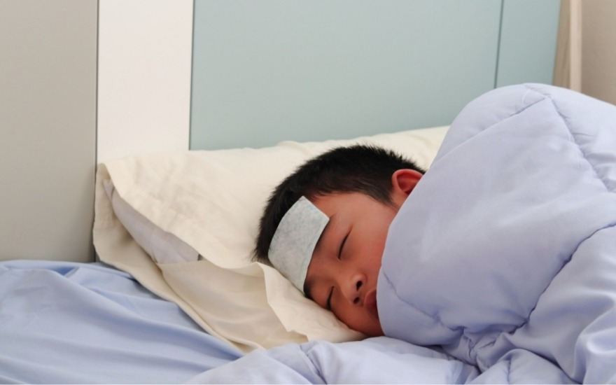 Ép uống nước lúc trẻ không tỉnh táo có thể gây sặc