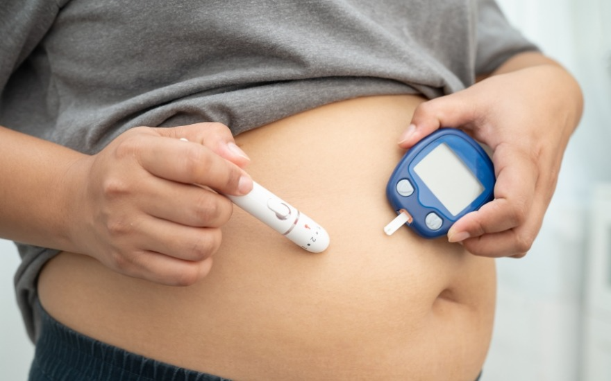 Người béo phì tự đo đường huyết tại nhà 