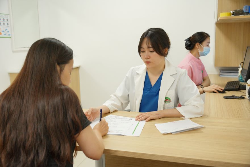 bệnh nhân bị mày đay thăm khám tại Da Liễu Bệnh Viện Hồng Ngọc