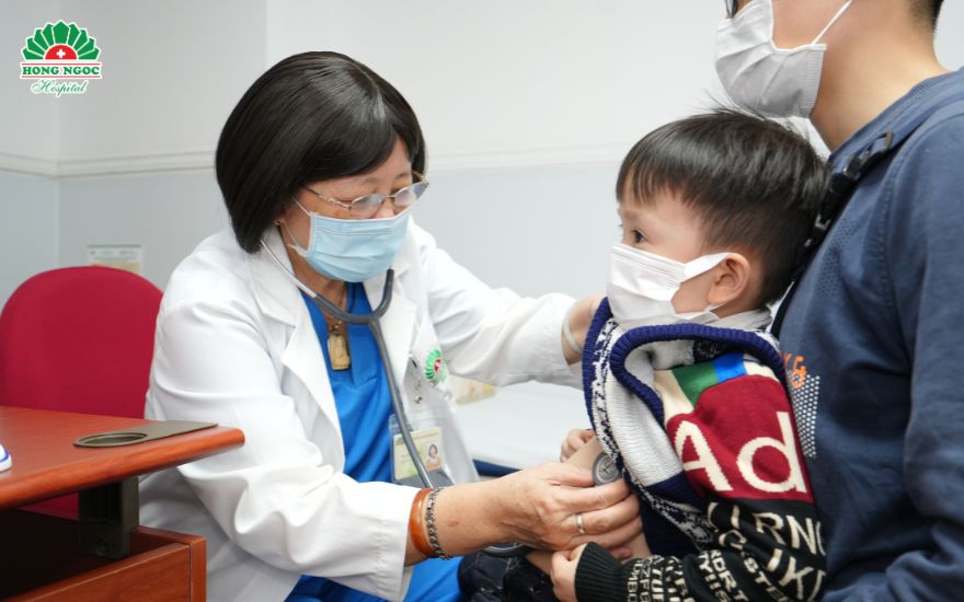 sốt do viêm họng cấp ở trẻ