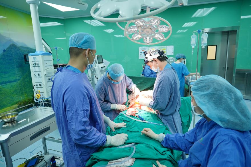 phẫu thuật tạo hình thành bụng có chuyển rốn