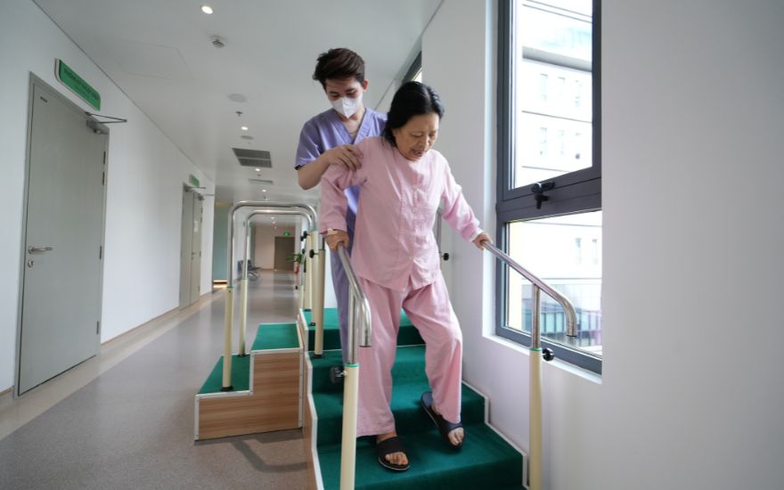 tập phục hồi chức năng sau phẫu thuật thay khớp gối