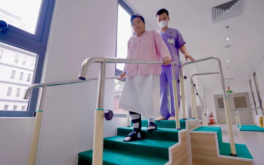 thay khớp gối không cắt gân cơ