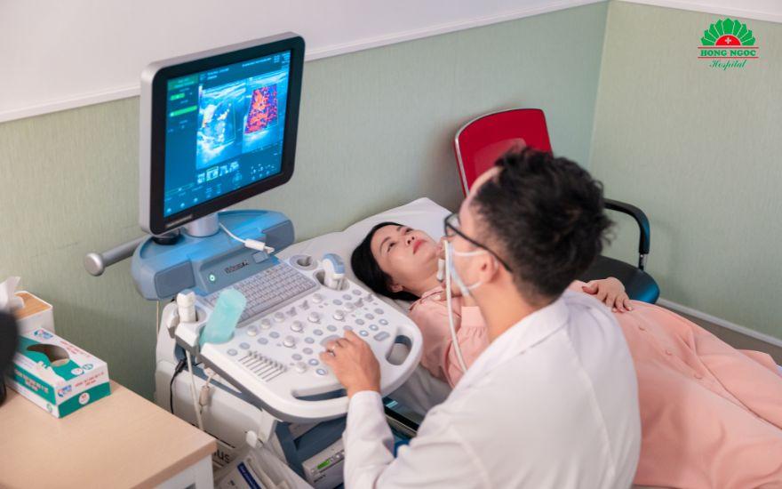 Bác sĩ sẽ kết hợp nhiều phương pháp chẩn đoán hình ảnh hiện đại để đánh giá chi tiết mức độ lan rộng của khối u.