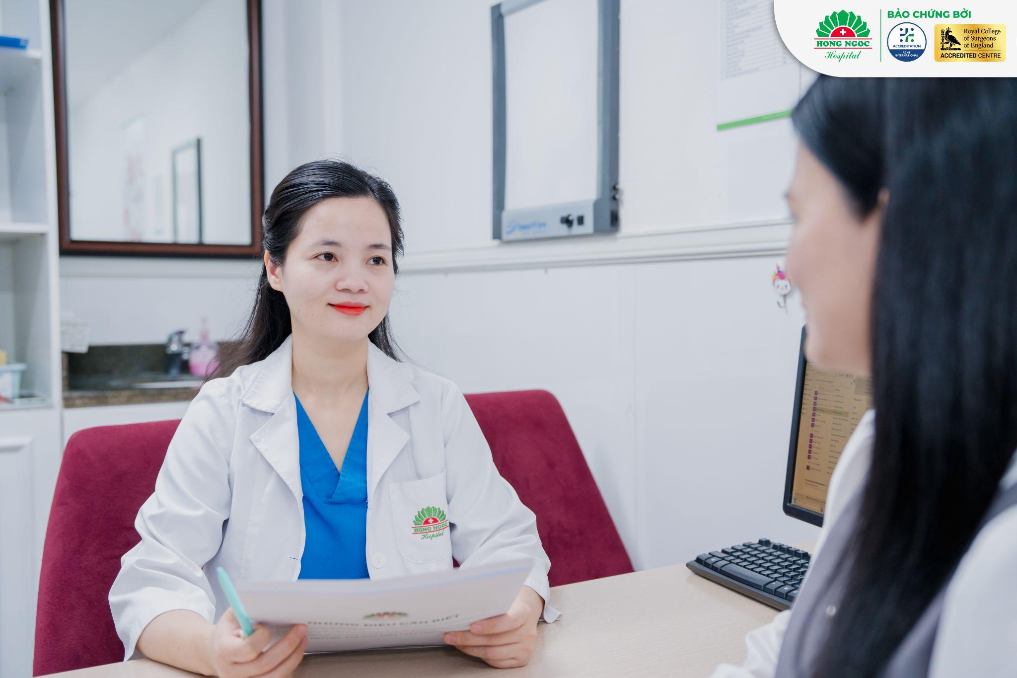 Bạn nên chủ động thăm khám chuyên khoa khi viêm nang lông tái phát nhiều lần, tổn thương lan rộng