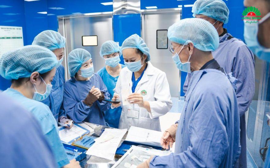 Đội ngũ bác sĩ Nhãn khoa giàu kinh nghiệm lâm sàng trực tiếp thăm khám, hội chẩn và thực hiện các ca phẫu thuật mắt