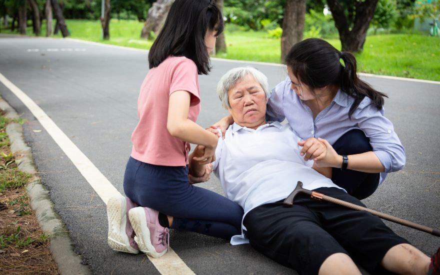 Người cao tuổi là một trong những nhóm đối tượng rất dễ gặp phải tình trạng hoa mắt, chóng mặt.