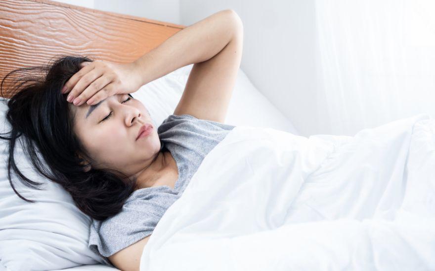 Người bệnh cần ngồi hoặc nằm xuống ngay lập tức ở nơi thoáng mát để phòng tránh nguy cơ té ngã gây chấn thương.