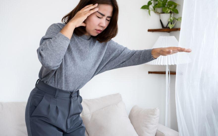 Rối loạn tiền đình gây ra những cơn chóng mặt, quay cuồng mỗi khi người bệnh thay đổi tư thế đầu.
