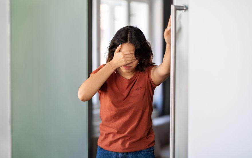 Huyết áp tăng vọt hoặc tụt thấp đột ngột khiến lượng máu bơm lên não bị thiếu hụt, gây ra hiện tượng tối sầm mặt mũi.