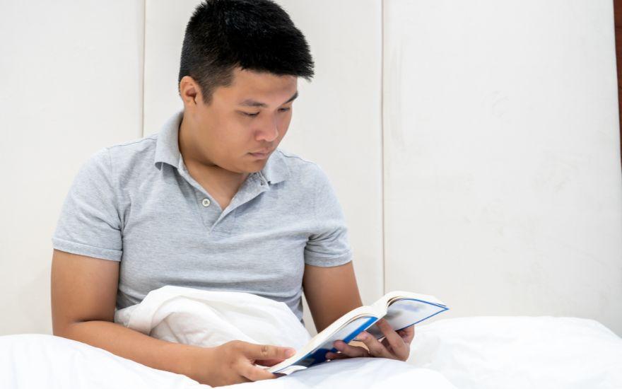 Việc ngắt kết nối với màn hình điện tử trước giờ ngủ giúp bảo vệ đồng hồ sinh học tự nhiên và sức khỏe mắt.