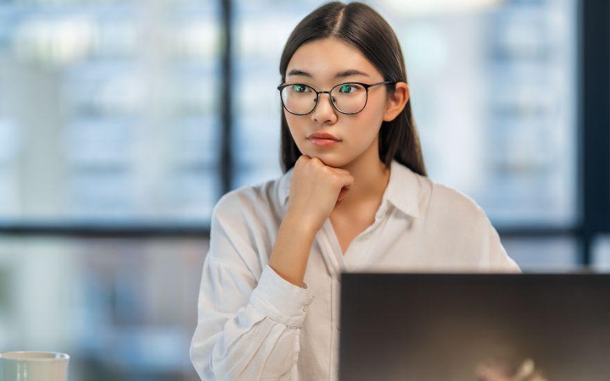 Trang bị các loại tròng kính có lớp phủ chống lóa hoặc màng lọc ánh sáng xanh là một phương pháp giúp giảm thiểu tác động tiêu cực từ môi trường ánh sáng nhân tạo.