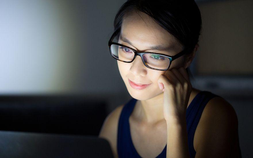 Sự chênh lệch cường độ ánh sáng quá lớn giữa màn hình và không gian xung quanh sẽ làm tăng mức độ co giãn đồng tử, gây ra tình trạng căng thẳng thị giác nghiêm trọng.