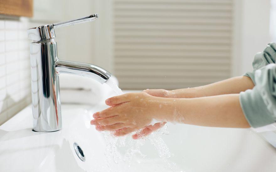 Thói quen rửa tay thường xuyên bằng xà phòng sát khuẩn là biện pháp phòng ngừa lây nhiễm bệnh hiệu quả.