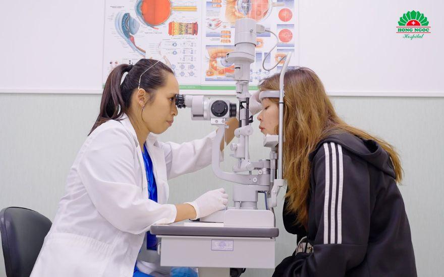Đội ngũ chuyên gia Nhãn khoa tại Trung tâm Mắt - Bệnh viện Hồng Ngọc trực tiếp thăm khám và đưa ra phác đồ điều trị an toàn cho người bệnh.
