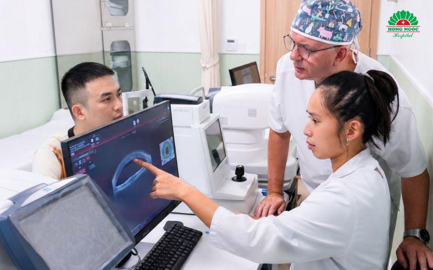 Đội ngũ bác sĩ Nhãn khoa Bệnh viện Hồng Ngọc hội chẩn và ứng dụng hệ thống công nghệ laser hiện đại