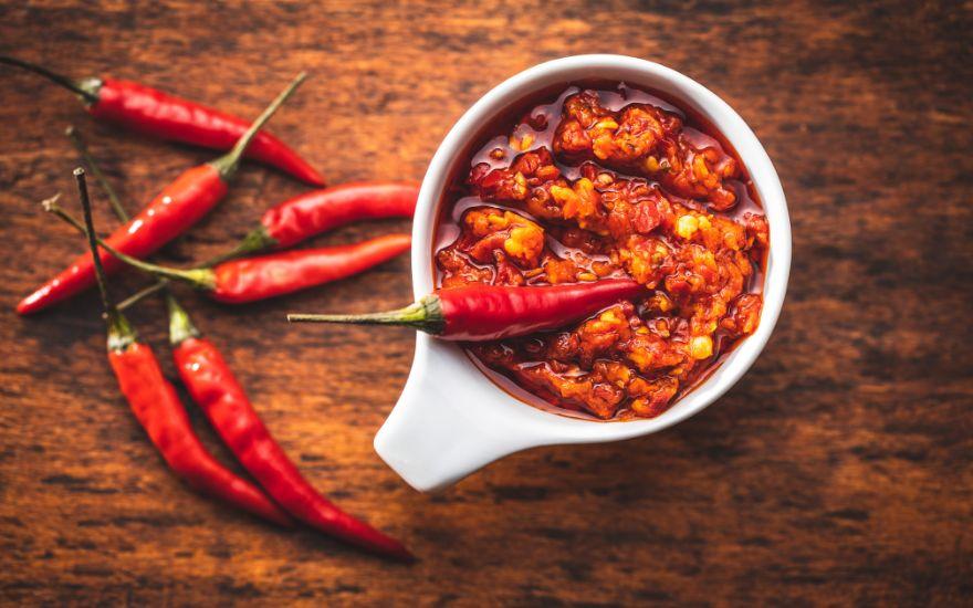Gia vị cay nóng dễ gây phản xạ chảy nước mắt và thôi thúc người bệnh đưa tay lên dụi mắt
