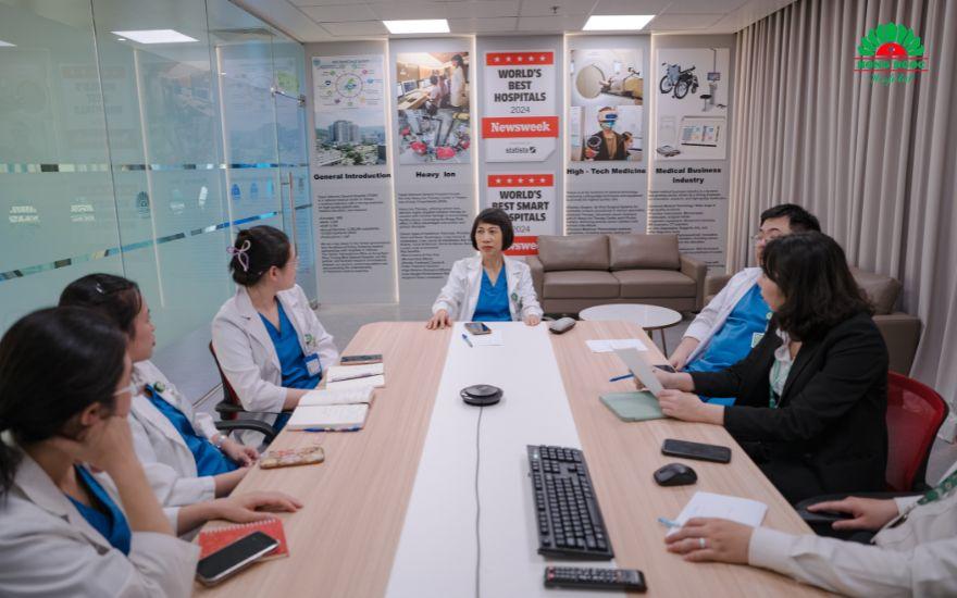 Hội chẩn đa chuyên khoa (MDT) là bước quan trọng giúp xây dựng phác đồ điều trị ung thư tụy phù hợp tại Bệnh viện Đa khoa Hồng Ngọc.