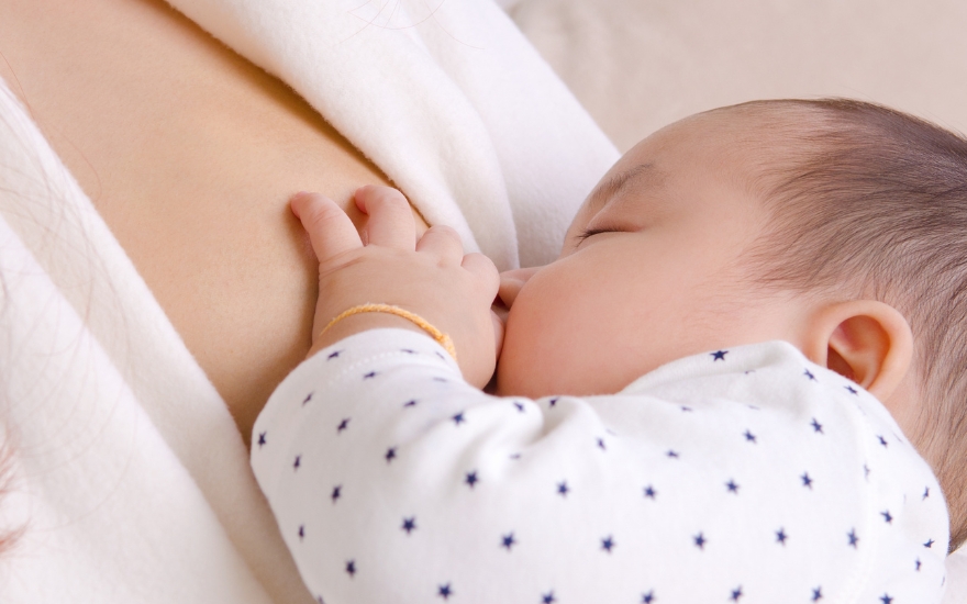 Bé bú hiệu quả tạo tín hiệu thúc đẩy cơ thể mẹ tạo sữa