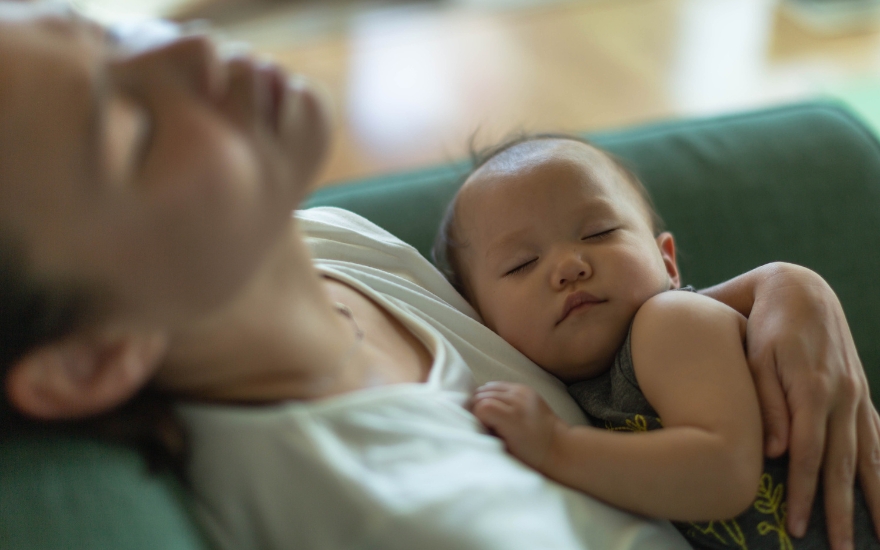 Mẹ có thể cần bổ sung thêm nước khi bị sốt, nôn ói hay nắng nóng cơ thể ra nhiều mồ hôi