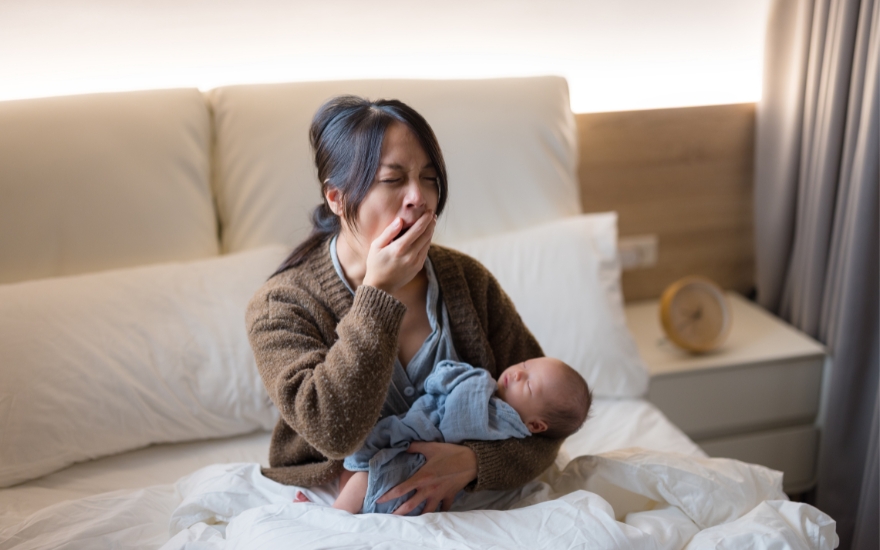 Thức khuya kéo dài khiến mẹ mệt mỏi, gián tiếp làm giảm lượng sữa