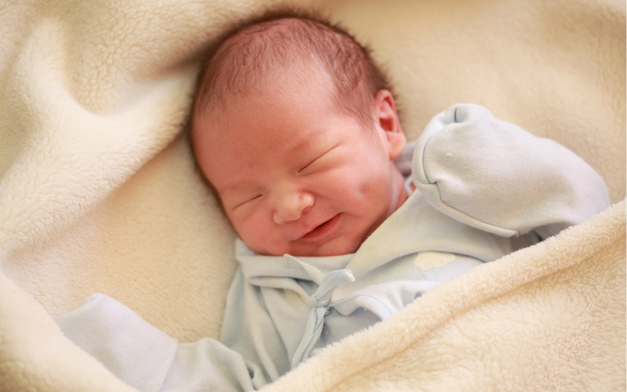 Bé ngủ ngon, thư giãn sau cữ bú là biểu hiện bé đã bú đủ sữa