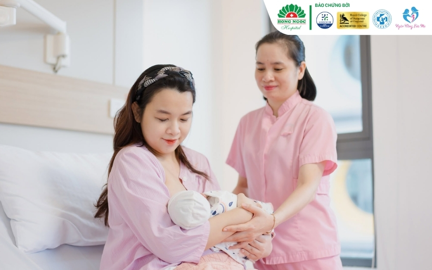 Cô y tá hướng dẫn mẹ cho bé bú hiệu quả