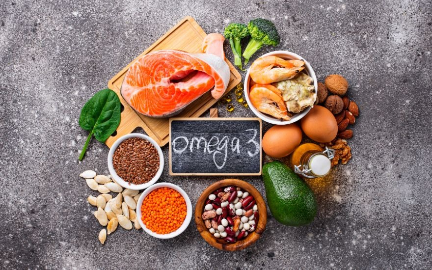 Bổ sung các loại cá béo giàu Omega-3 giúp tăng cường chất bôi trơn tự nhiên, đẩy lùi tình trạng cộm xốn và khô mắt