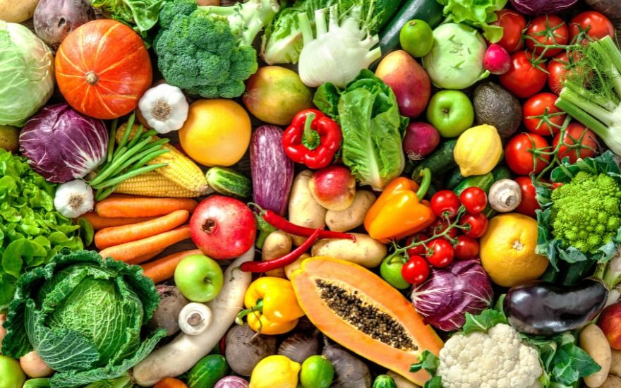 Vitamin A, C, E trong trái cây và củ quả là những dưỡng chất thiết yếu chống lại quá trình lão hóa của tế bào thị giác
