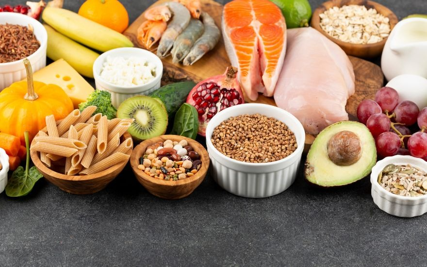 Người bệnh suy giáp cần bổ sung thực phẩm giàu i-ốt, magie, kẽm, protein qua tôm, cá, lúa mì, ngũ cốc,... để hỗ trợ và cải thiện tình trạng bệnh