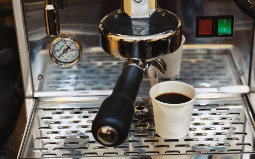 Người bị cường giáp cũng nên hạn chế cả đồ uống  chứa caffein, cồn, nicotin ảnh hưởng không tốt đến sức khỏe