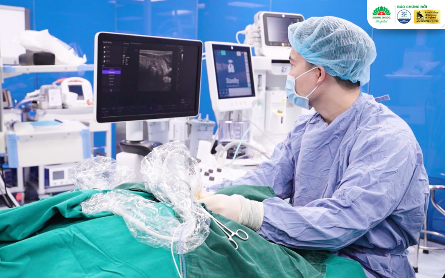 Bác sĩ Bệnh viện đa khoa Hồng Ngọc đang thực hiện phẫu thuật đốt sóng tần cao RFA loại bỏ nhân tuyến giáp