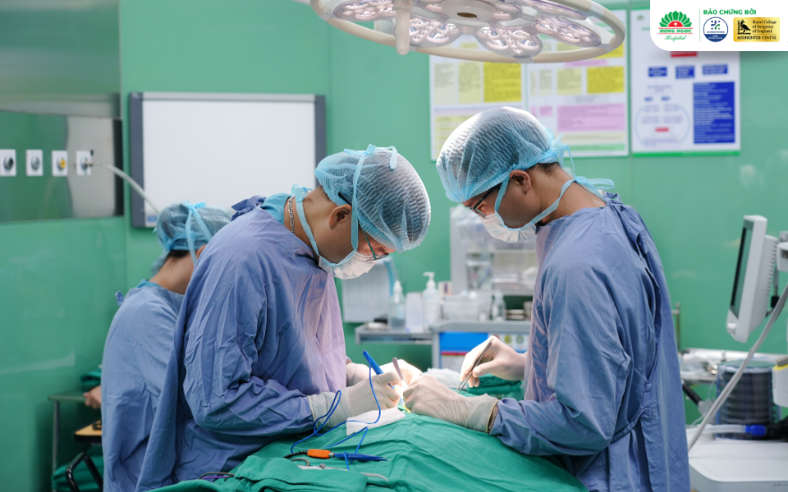 Các bác sĩ Bệnh viện đa khoa Hồng Ngọc đang tiến hành mổ nội soi tuyến giáp