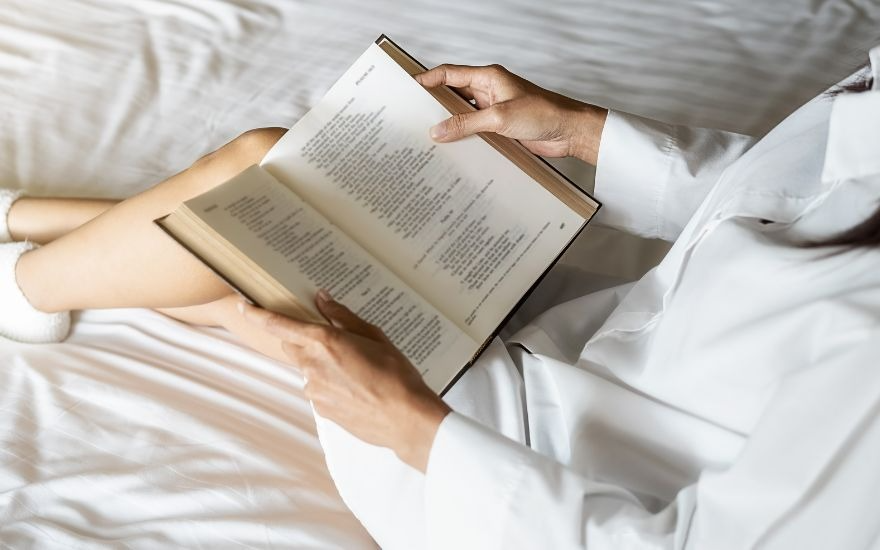 Từ bỏ thói quen sử dụng điện thoại trước khi ngủ giúp bảo vệ mắt khỏi tác hại của ánh sáng xanh và cải thiện chất lượng giấc ngủ