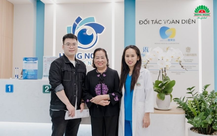 Đội ngũ chuyên gia nhãn khoa tại Trung tâm Mắt Hồng Ngọc trực tiếp thăm khám và lên phác đồ điều trị cá nhân hóa cho từng khách hàng