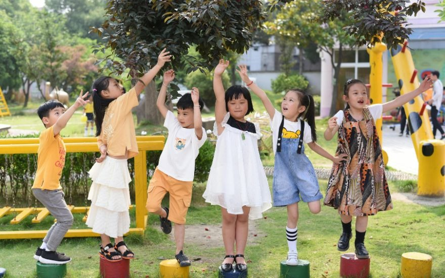 Hoạt động ngoài trời dưới ánh sáng tự nhiên kích thích giải phóng dopamine, hỗ trợ kìm hãm đà tăng độ cận hiệu quả