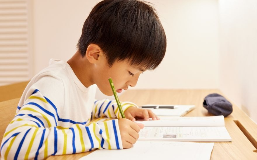 Môi trường học tập với ánh sáng chuẩn và tư thế ngồi đúng giúp trẻ tránh được các tật khúc xạ và bệnh lý học đường