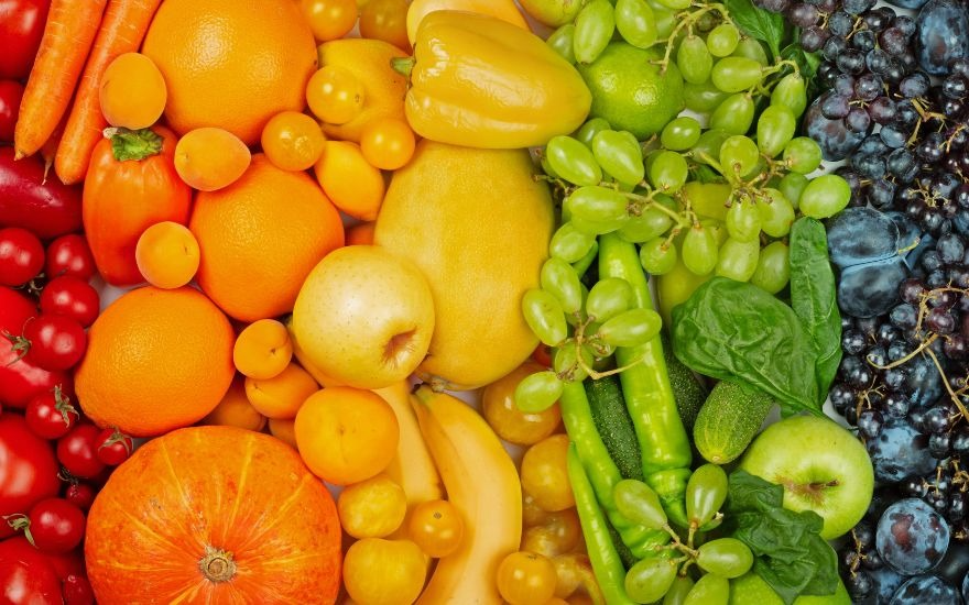 Rau củ quả có màu sắc rực rỡ cung cấp lượng lớn vitamin thiết yếu để duy trì giác mạc khỏe mạnh