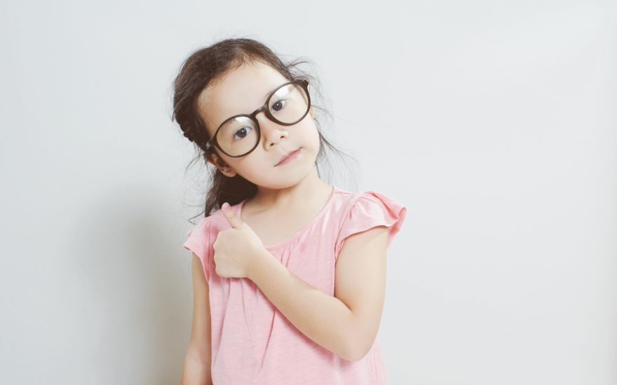 Tròng kính đa vi thấu kính được thiết kế thông minh nhằm hạn chế tín hiệu kích thích nhãn cầu phát triển