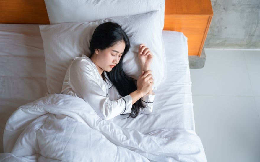 Việc cho mắt nghỉ ngơi đầy đủ có thể giúp phục hồi thị lực nếu nguyên nhân xuất phát từ mỏi mắt sinh lý.
