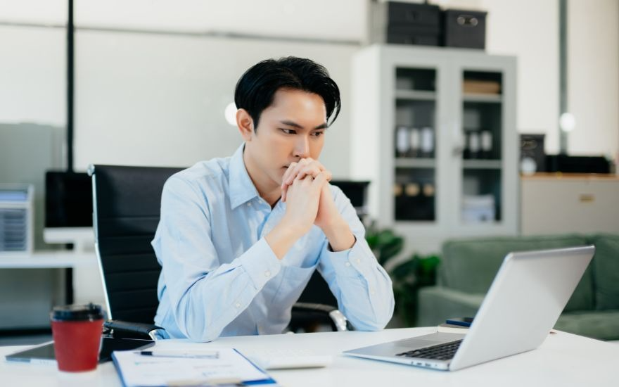 Tiếp xúc liên tục với màn hình thiết bị điện tử là nguyên nhân phổ biến gây khô và nhức mỏi mắt.