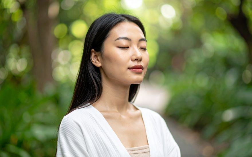 Chớp mắt thường xuyên và cho mắt nghỉ ngơi giúp thuyên giảm tình trạng nhìn mờ do điều tiết quá mức.