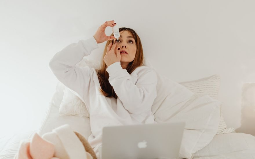 Chỉ sử dụng nước mắt nhân tạo hoặc các loại thuốc nhỏ mắt khi có sự tư vấn chuyên môn từ bác sĩ.
